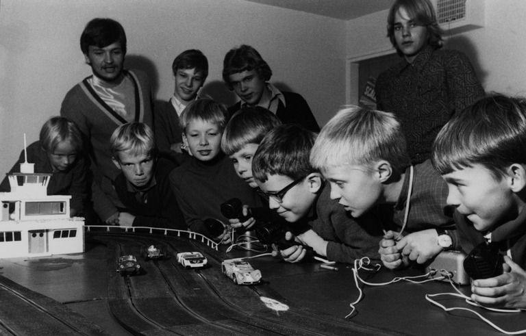 Poikia leikkimässä autoradalla 1968. Helsingin kaupunginmuseo / Finna.fi. Käyttöoikeudet: CC BY 4.0