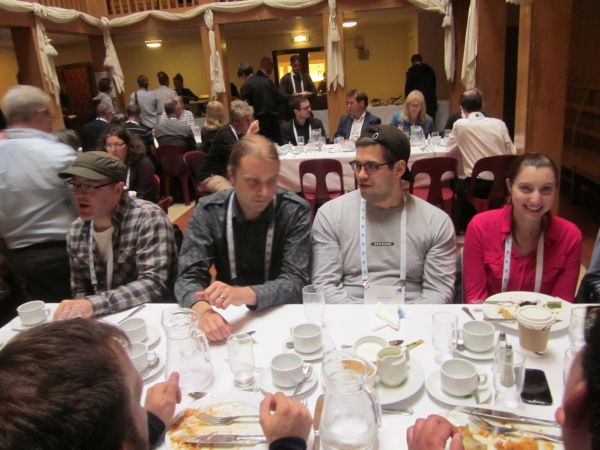 Kuva: Samu Viita ja Anis Moubarik (keskellä) lounastamassa konferenssin aikana