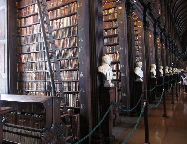 Kuva: Perinteistä kirjastoteknologiaa - Dublinin Trinity Collegen kirjaston Long Room.