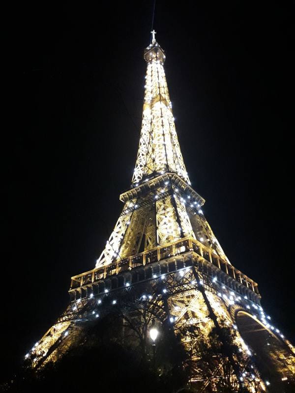 Eiffel-torni yövalaistuksessa