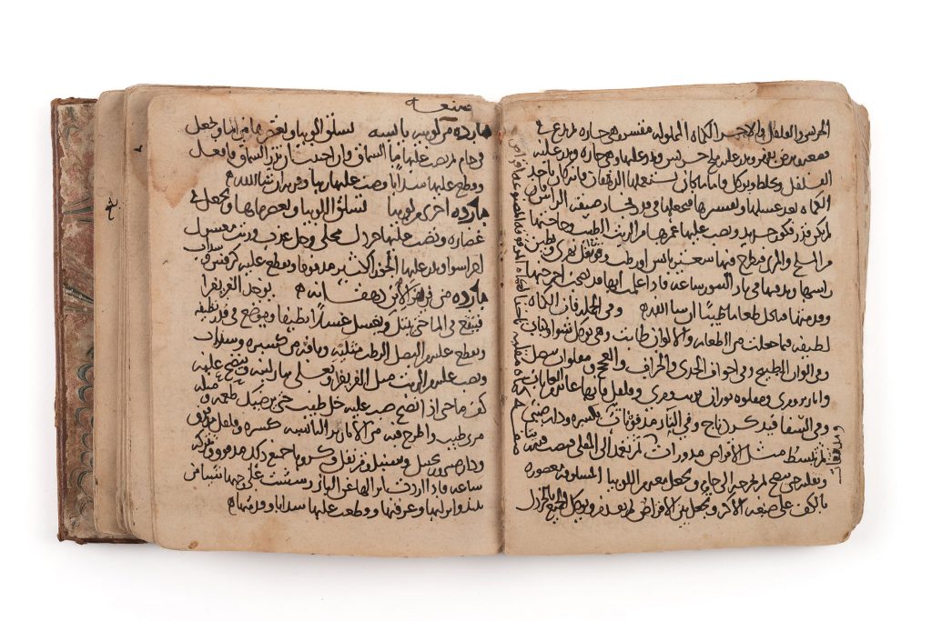 Kuva arabialaisen keittokirjan aukeamasta.